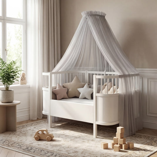 Graues Babybett-Himmelbett