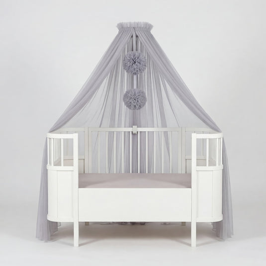 Graues Babybett-Himmelbett