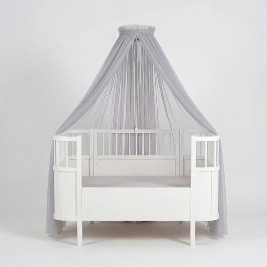 Graues Babybett-Himmelbett